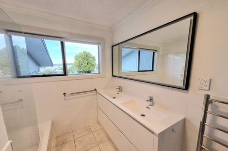Photo of property in 3a Leiden Place, Totara Vale, Auckland, 0629