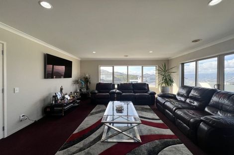 Photo of property in 26 Tamworth Crescent, Newlands, Wellington, 6037