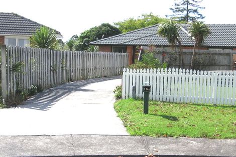 Photo of property in 15a Rixon Place, Te Atatu Peninsula, Auckland, 0610