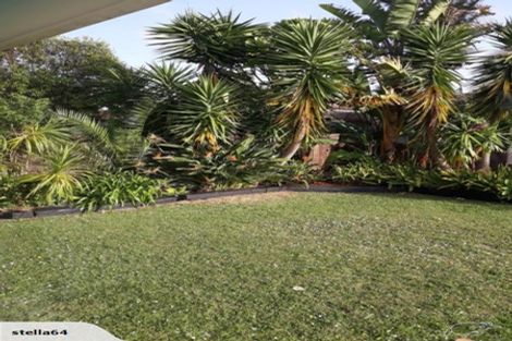 Photo of property in 2/32 Ballater Place, Highland Park, Auckland, 2010