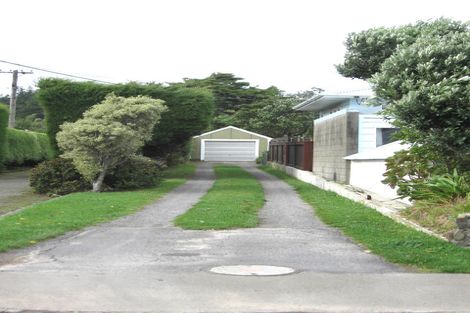 Photo of property in 16 Robert Street, Newlands, Wellington, 6037