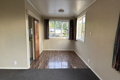 Photo of property in 9 Omega Street, Newlands, Wellington, 6037