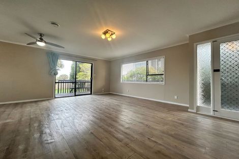 Photo of property in 17 Tomintoul Place, Highland Park, Auckland, 2010