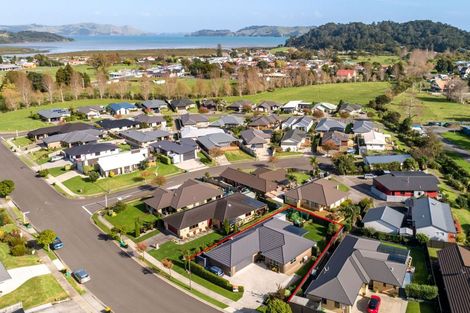 Photo of property in 13 Victoria Street, Coromandel, 3506
