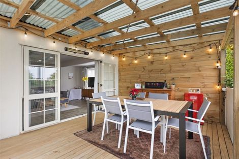 Photo of property in 40 Tyrico Close, Unsworth Heights, Auckland, 0632