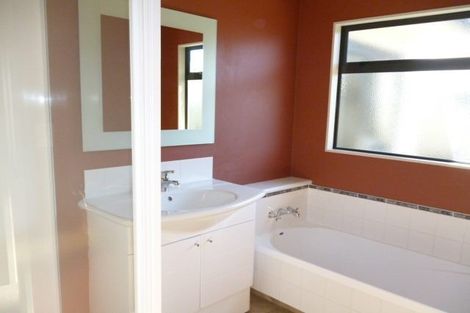 Photo of property in 2 Caulfield Place, Taradale, Napier, 4112