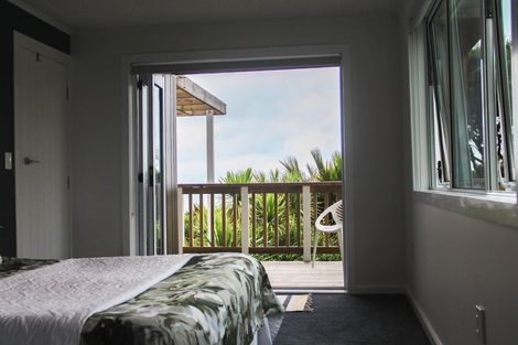 Photo of property in 15 Piha Road, Piha, New Lynn, 0772