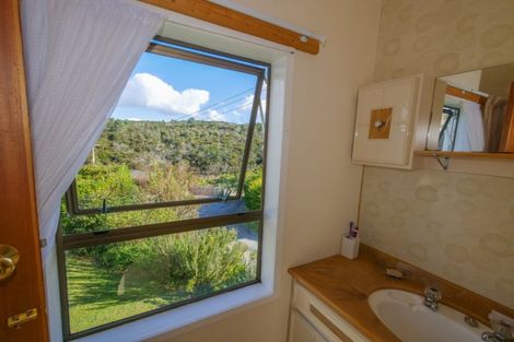 Photo of property in 21 Seaview Road, Cable Bay, 0420