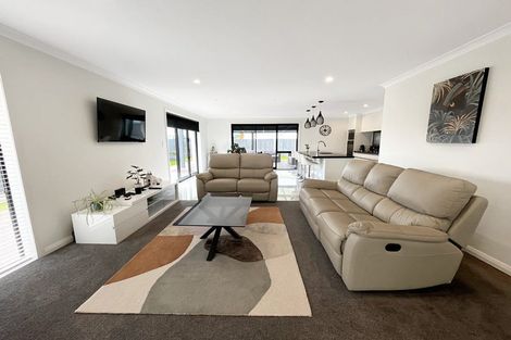 Photo of property in 104 Johnstone Drive, Fitzherbert, Palmerston North, 4410