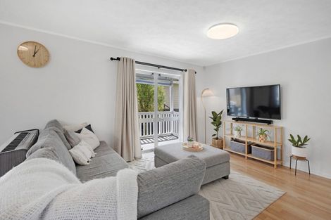 Photo of property in 2/134 Bradbury Road, Botany Downs, Auckland, 2010