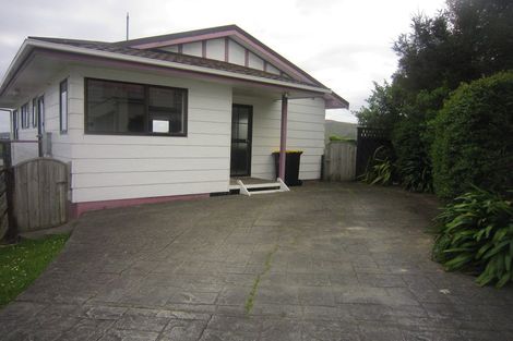 Photo of property in 6 Stroud Way, Newlands, Wellington, 6037