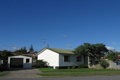 Photo of property in 80 Queens Road, Waikanae Beach, Waikanae, 5036