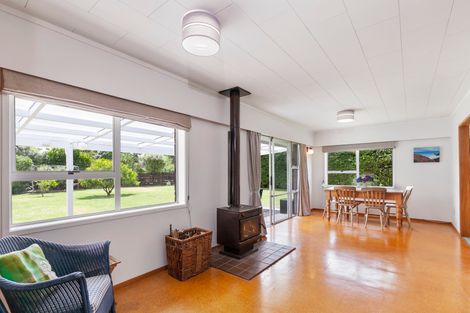 Photo of property in 39 Harbour View Road, Point Wells, 0986