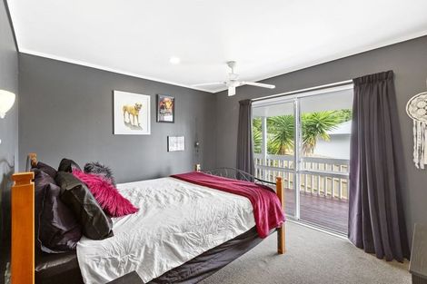 Photo of property in 16 Kearney Place, Massey, Auckland, 0614
