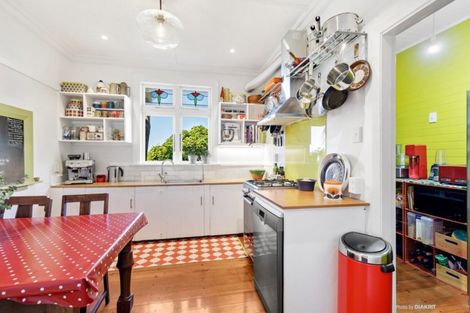 Photo of property in 18 Sugarloaf Road, Brooklyn, Wellington, 6021