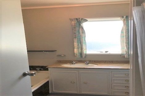 Photo of property in 2 Stallard Place, Glen Eden, Auckland, 0602