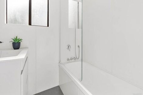 Photo of property in 2/74 Ayton Drive, Totara Vale, Auckland, 0629