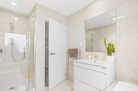 Photo of property in 14b Kelwyn Road, Kelston, Auckland, 0602