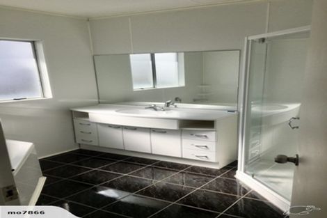 Photo of property in 34 Somes Crescent, Newlands, Wellington, 6037