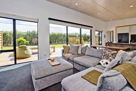 Photo of property in 22 Glenda Place, Seaward Bush, Invercargill, 9812
