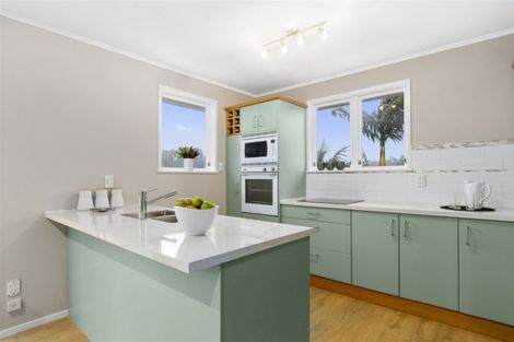 Photo of property in 8 Intrepid Place, Torbay, Auckland, 0630