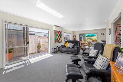 Photo of property in 16 Popata Close, Papamoa Beach, Papamoa, 3118