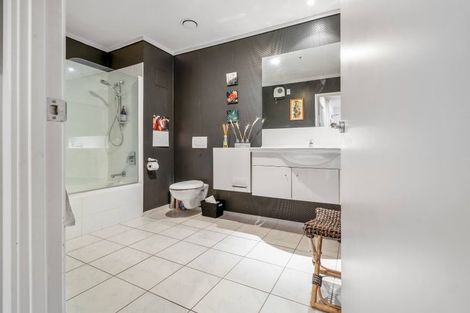 Photo of property in 72 Devonport Road, Tauranga, 3110