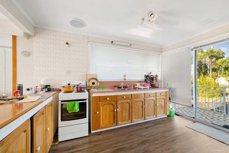 Photo of property in 102a Tiroroa Avenue, Te Atatu South, 0610