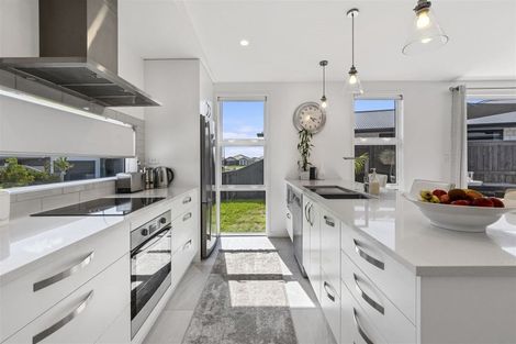 Photo of property in 39 Kotiate Street, Papamoa Beach, Papamoa, 3118