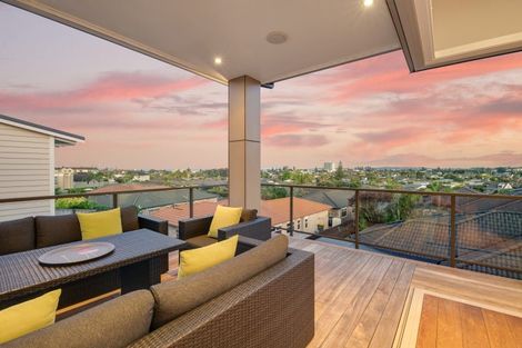 Photo of property in 31 Grand Drive, Orewa, 0931