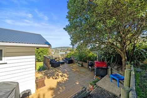 Photo of property in 27 Griffiths Grove, Newlands, Wellington, 6037