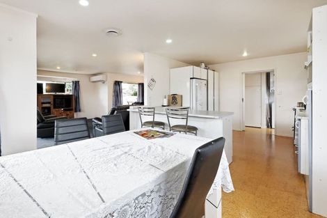Photo of property in 6a Laura Street, Kelston, Auckland, 0602