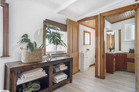 Photo of property in 12 Rodney Road, Northcote Point, Auckland, 0627