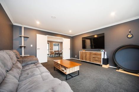 Photo of property in 8 Butler Place, Fitzherbert, Palmerston North, 4410