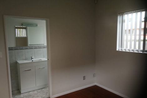 Photo of property in 11 Potter Avenue, Northcote, Auckland, 0627