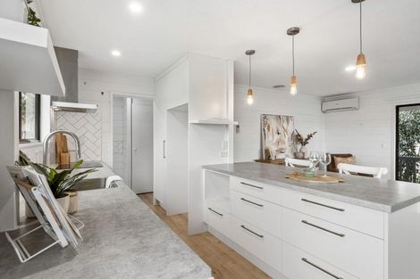 Photo of property in 2/21 Tahu Crescent, Sunnynook, Auckland, 0620