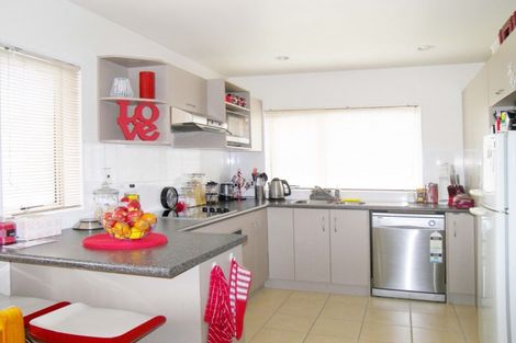 Photo of property in 42 Keri Vista Rise, Papakura, 2110