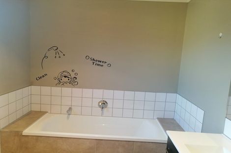 Photo of property in 13 Sonoma Crescent, Oteha, Auckland, 0632