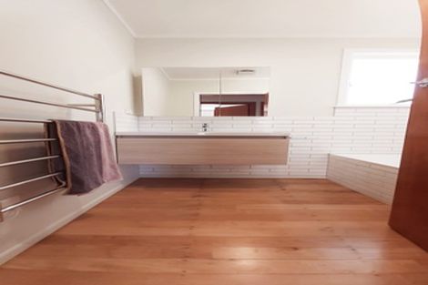 Photo of property in 35 Queen Mary Avenue, New Lynn, Auckland, 0600