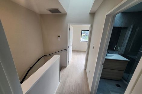 Photo of property in 103 Trias Road, Totara Vale, Auckland, 0629