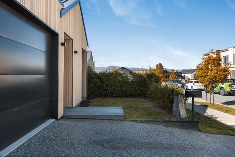 Photo of property in 15 Mount Creighton Crescent, Wanaka, 9305