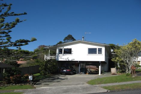 Photo of property in 11 Pickwick Parade, Mellons Bay, Auckland, 2014