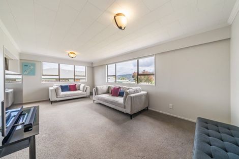 Photo of property in 32 Seymour Grove, Kingsley Heights, Upper Hutt, 5018