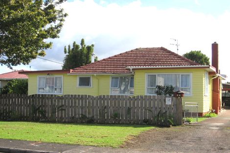 Photo of property in 24 Totara Road, Te Atatu Peninsula, Auckland, 0610