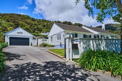 Photo of property in 100 Cheviot Road, Lowry Bay, Lower Hutt, 5013