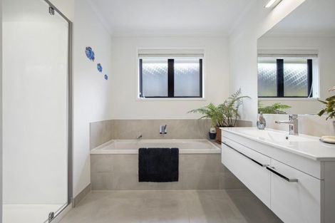 Photo of property in 130 Lisle Farm Drive, Pukekohe, 2120