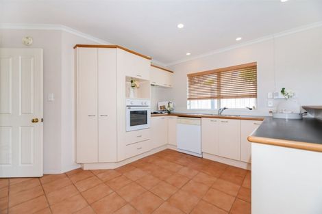 Photo of property in 27 John Brooke Crescent, East Tamaki Heights, Auckland, 2016