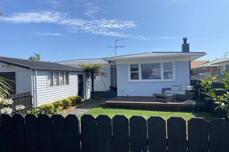 Photo of property in 8 Paterson Avenue, Pukekohe, 2120