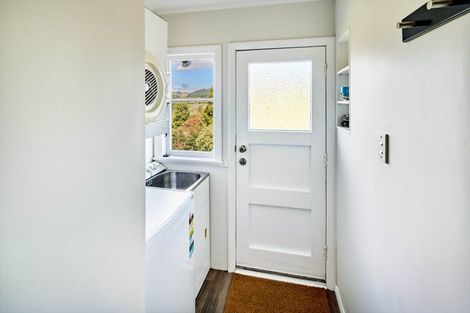 Photo of property in 2 Kereru Bend, Tawa, Wellington, 5028