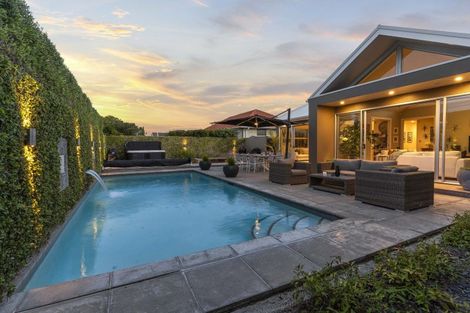 Photo of property in 2/51 Beach Road, Mellons Bay, Auckland, 2014